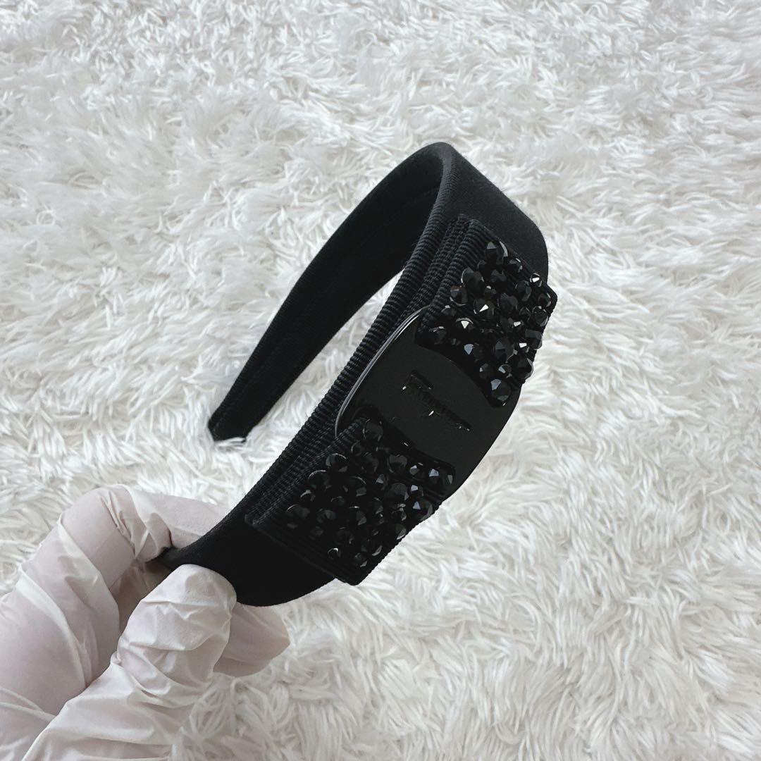 フェラガモ カチューシャ 人気 黒ロゴプレート×黒ストーン