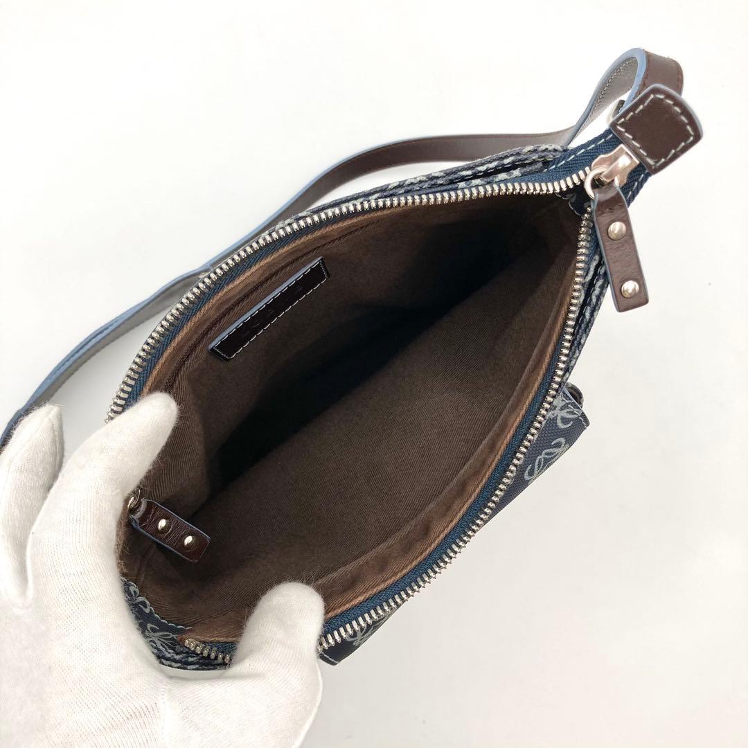 fumiko✨ LOEWE ショルダーバッグ リピートアナグラム 紺色