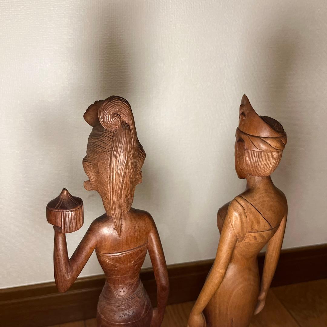 インドネシア 優しい木彫女性像2体 - メルカリ