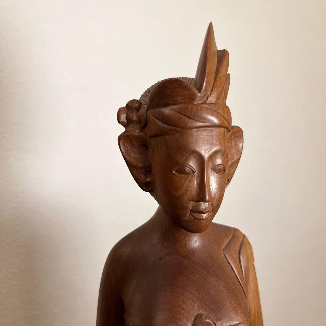 インドネシア 優しい木彫女性像2体 - メルカリ