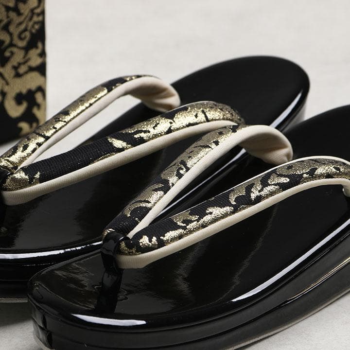 【新品】草履バッグセット　黒地にモダン柄 (ゴールド) 03079