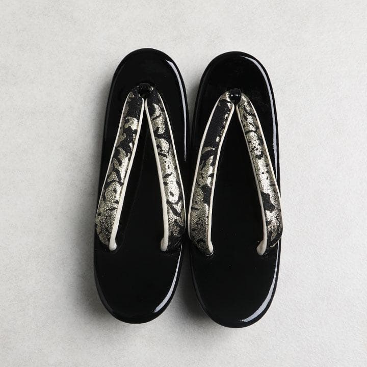 【新品】草履バッグセット　黒地にモダン柄 (ゴールド) 03079