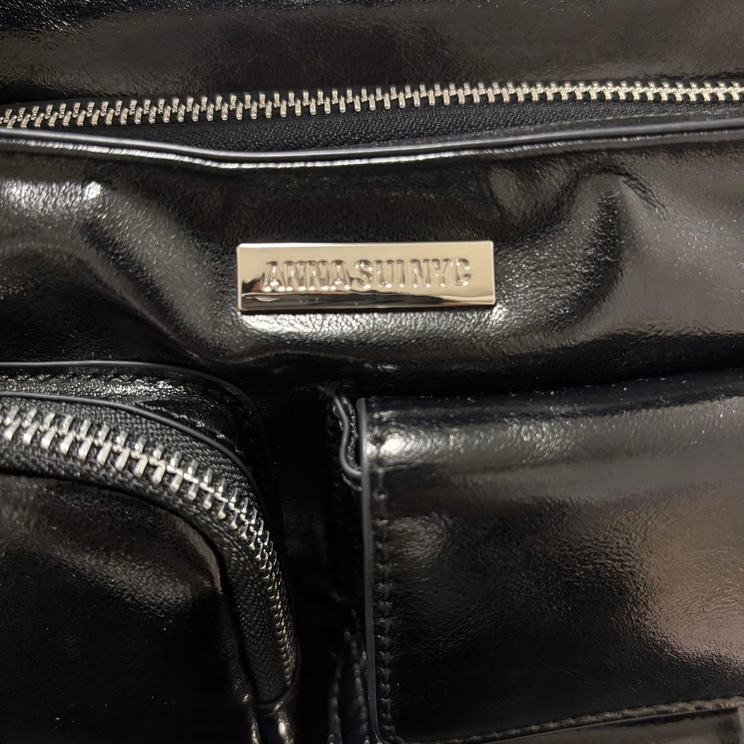ANNA SUI NYC マルチポケットチビバッグ （メタリックブラック）