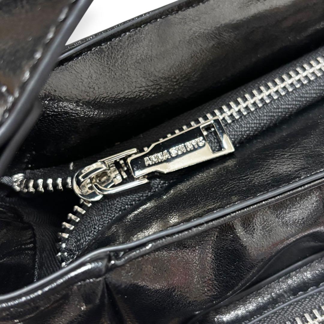 ANNA SUI NYC マルチポケットチビバッグ （メタリックブラック）