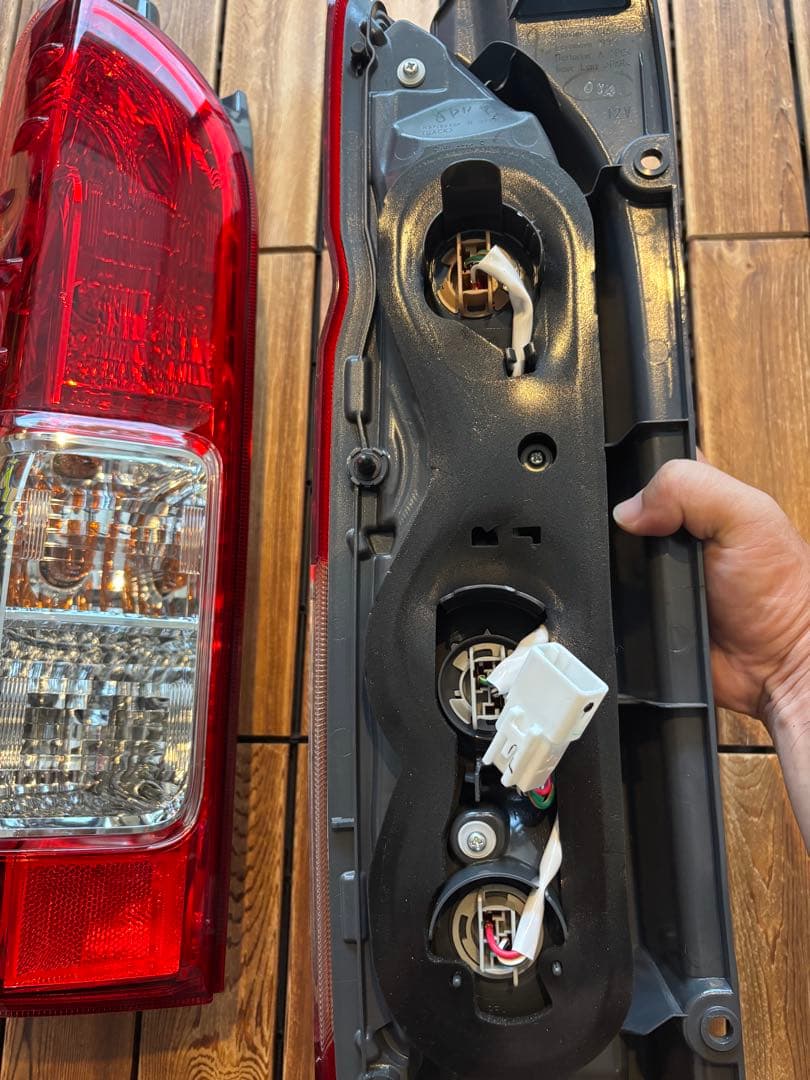 6型ハイエースワゴンR3年新車外し純正テールランプ寒冷地仕様