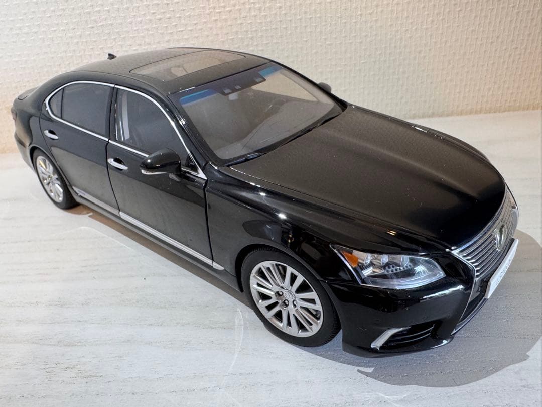 Lexus LS600h ブラック 1/18 ミニカー