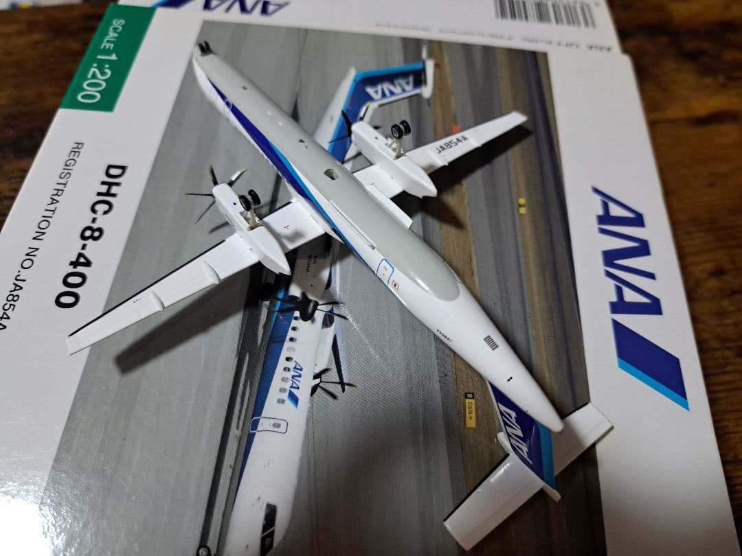 美品】ANA 全日空商事 DHC-8-400 JA854A 1/200 - メルカリ