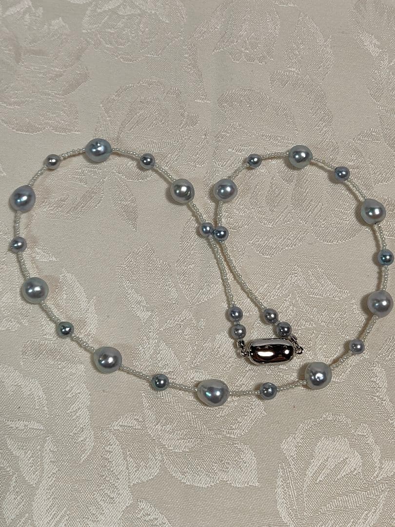 あこや真珠薄グレーパール2種と、あこや砂芥子パールのオメガ風ネックレス