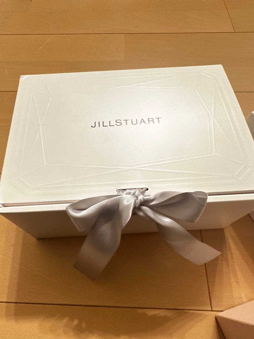JILLSTUART サクラブーケ アイシャドウ、チーク　ギフトボックス付き