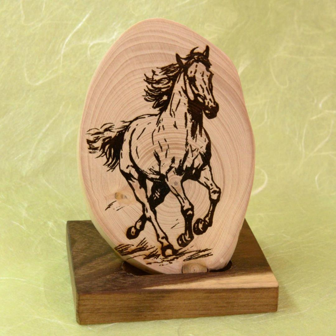 木製 干支の馬のレーザー彫刻 楕円形オブジェ - メルカリ
