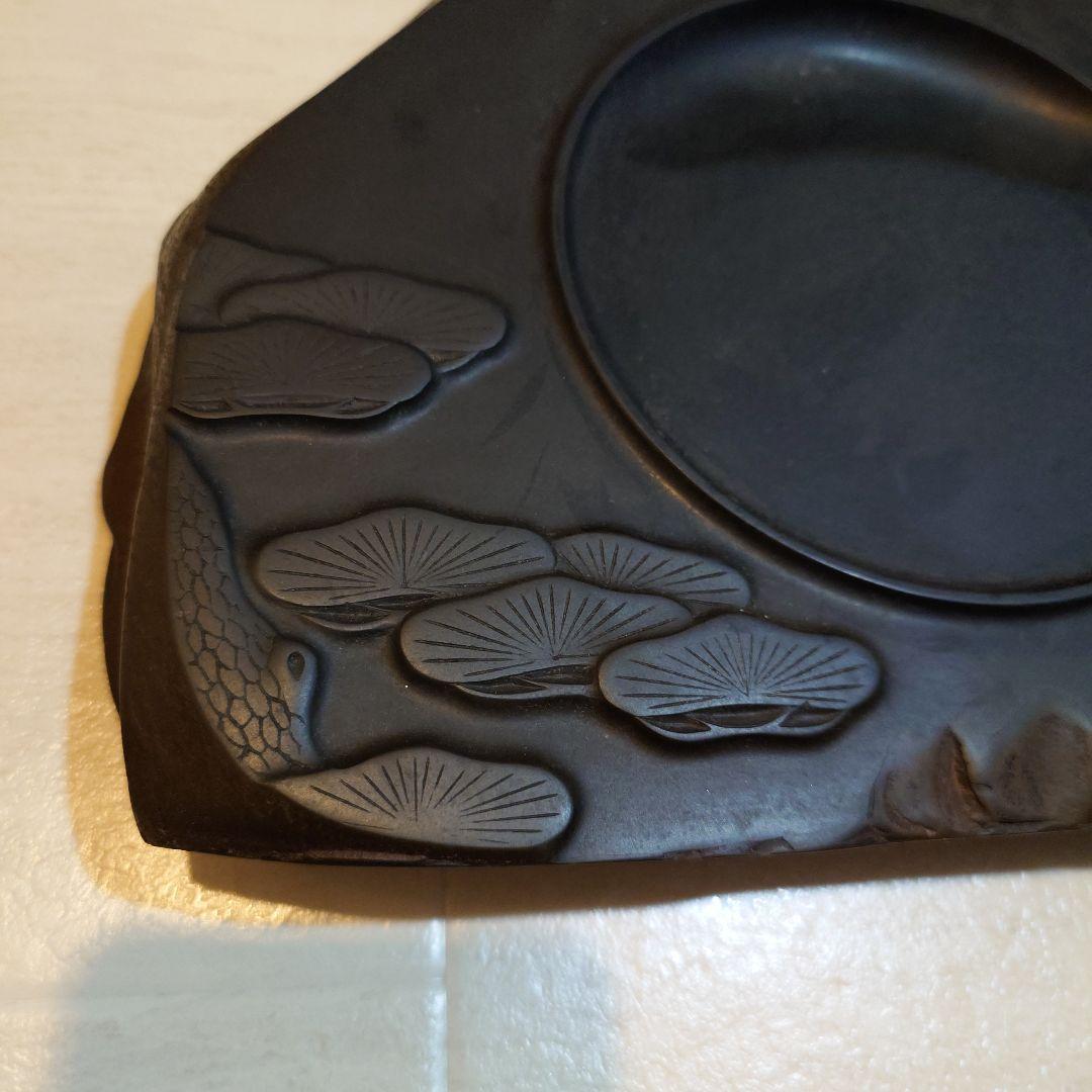 黒色三角形硯　端渓　松と鳥の彫刻