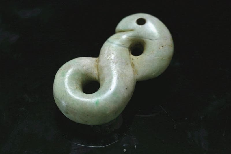 縄文期 極希少 糸魚川ろうかん翡翠異状蛇形勾玉 最高峰 古墳時代 出土