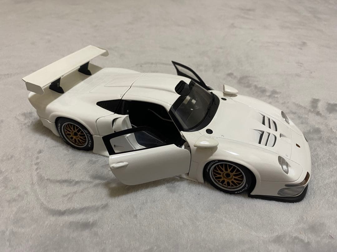 ミニカー UT PORSCHE 911 GT1