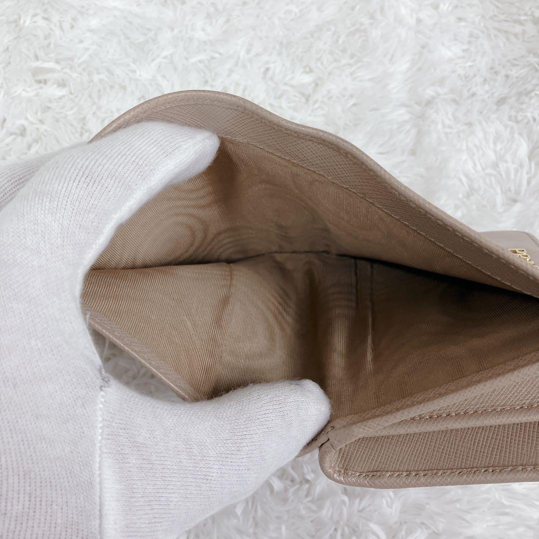 プラダ 1ML018 折り財布 L字ジップ サフィアーノレザー ピンクベージュ