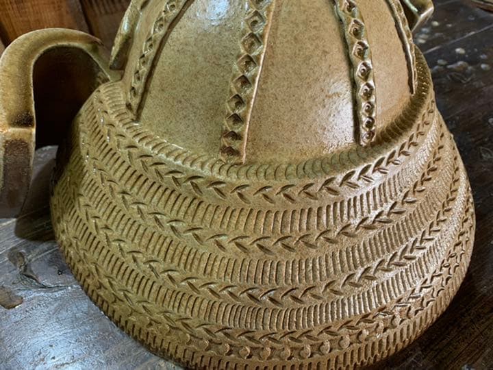 兜(高35㎝×横37㎝)の置物①備前焼