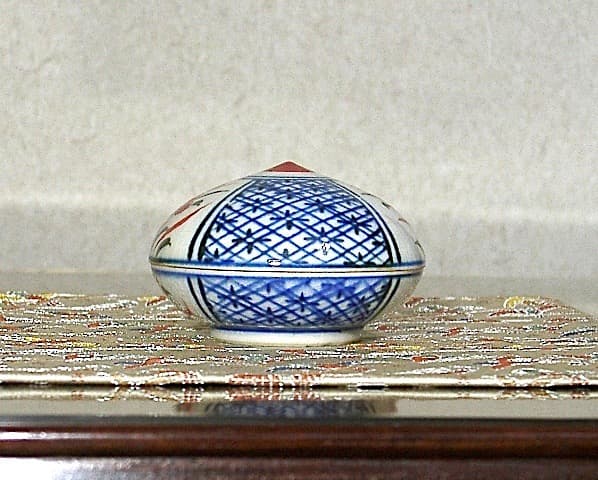 京焼・清水焼 伊東陶山(二代)作 赤絵 宝珠香合 共箱 無傷 保証。