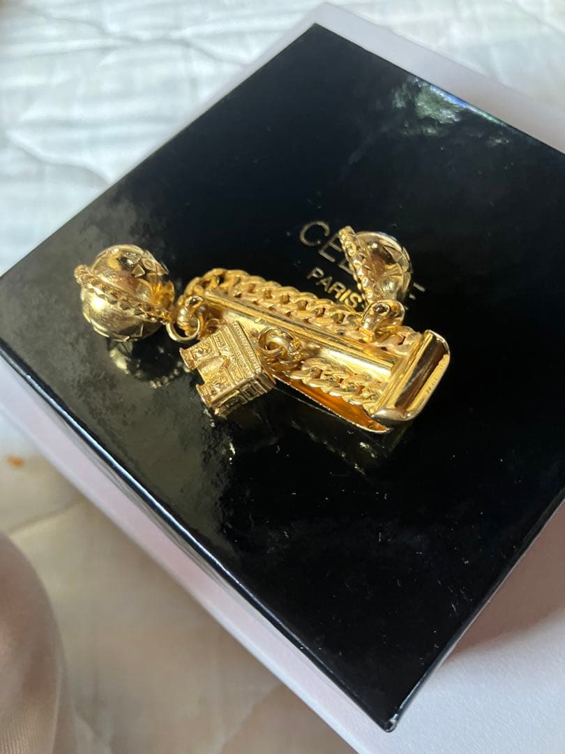 CELINE セリーヌ ブローチ 希少 CELINE セリーヌ ブローチ ゴールド