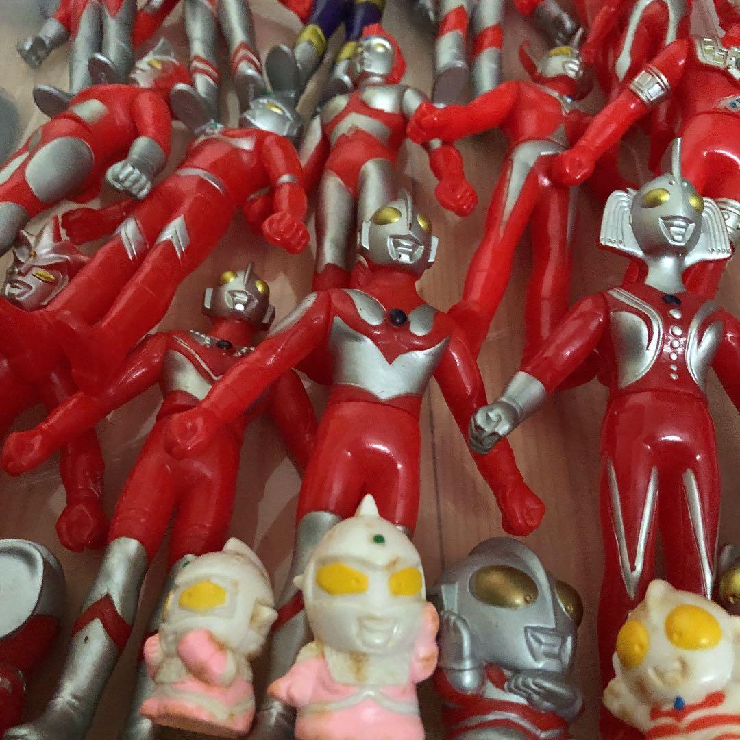 ウルトラマンフィギュアと指人形