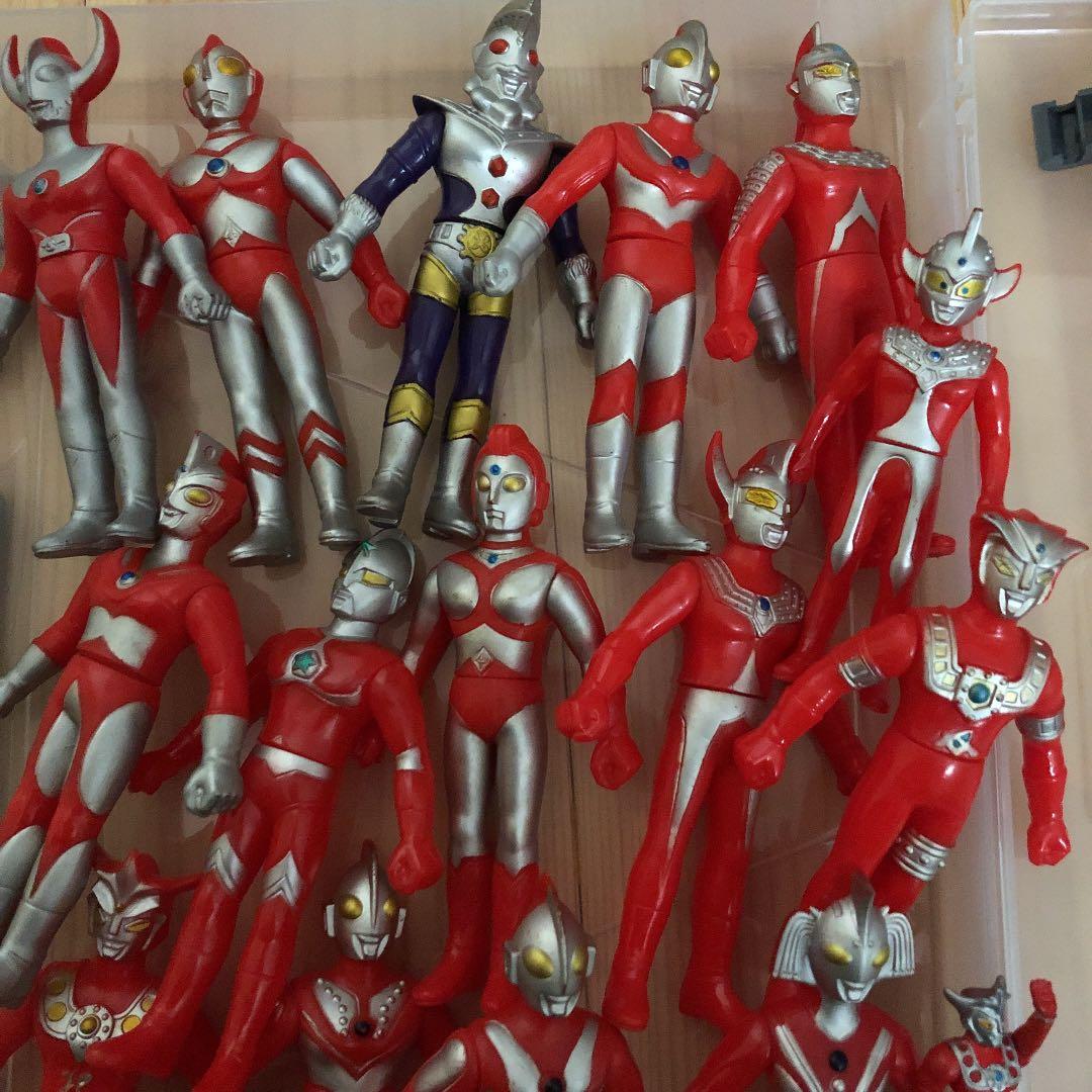 ウルトラマンフィギュアと指人形