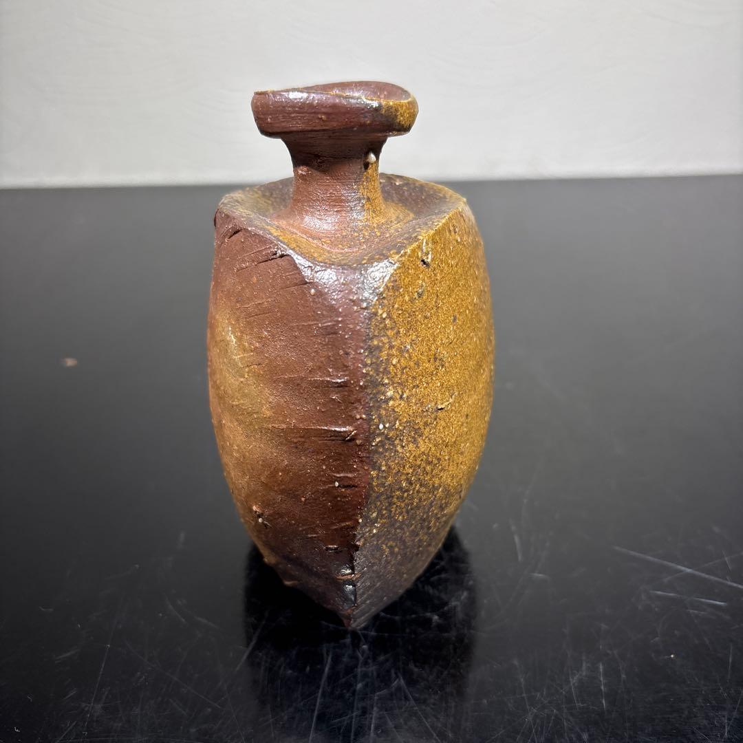真作　隠崎隆一　三つ足備前徳利　高さ約13.5センチ