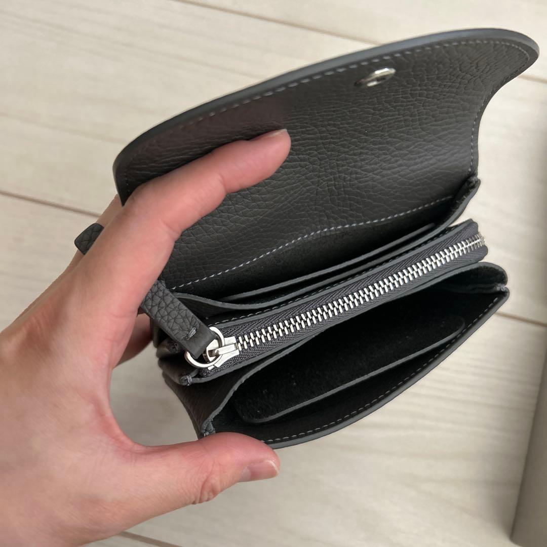 STUDIO LA CAUSE 内縫いフラップ財布 M グレー