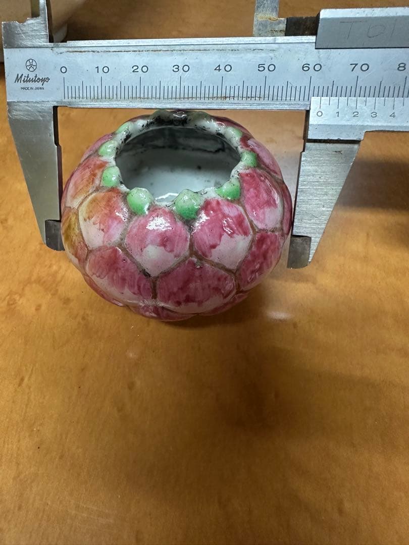 清代粉彩蓮花型水盂