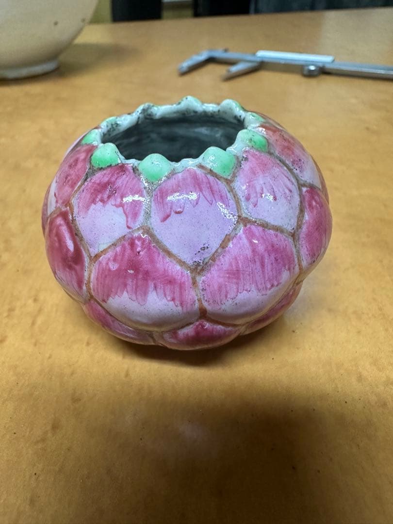 清代粉彩蓮花型水盂