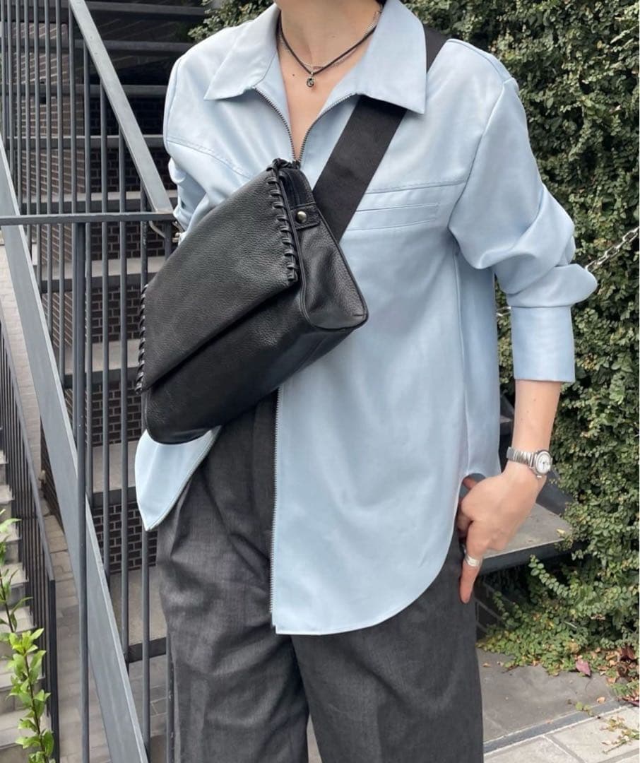 美品✨イアパピヨネ　柄ワイドテープショルダーバッグ　黒 本革　ステッチ　男女