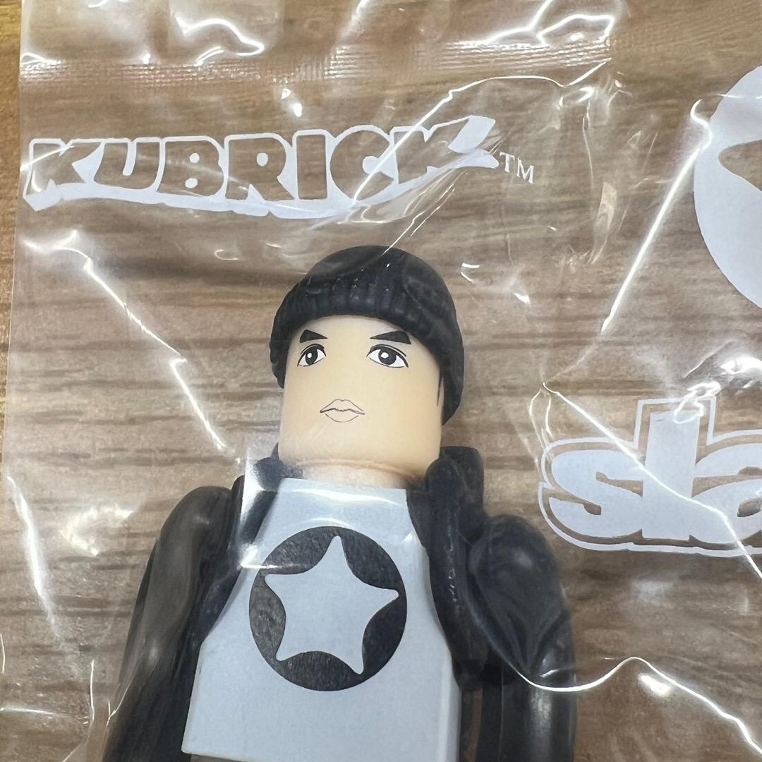 MEDICOMTOY KUBRICK slash 藤原ヒロシ BK/WH - メルカリ