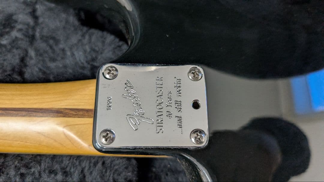 Fender Stratocaster 40周年記念モデル？ハードケース付き