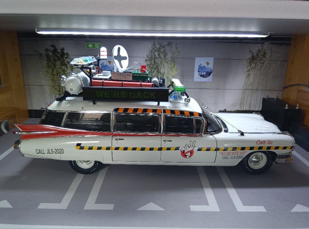 PYOMARO　Hot Wheels 1/18 Ecto-1A
