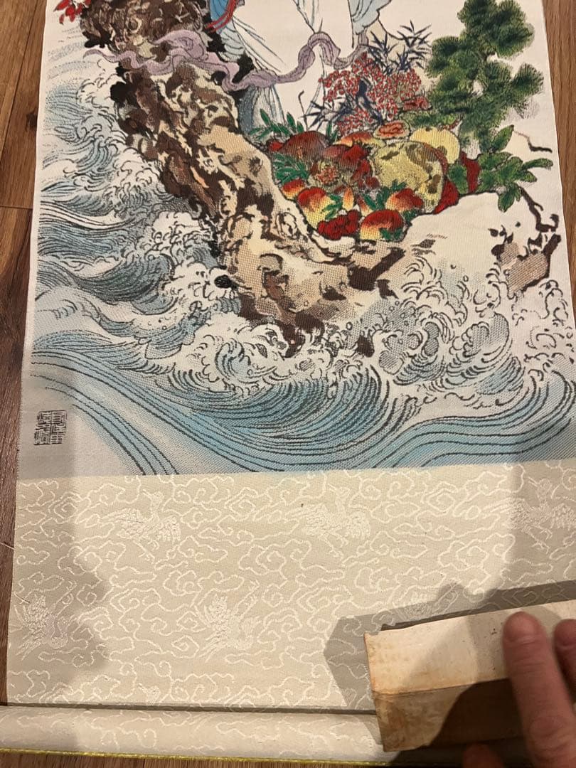 華三川が制作した『麻姑献寿』の絹織り絵で、杭州絹織工芸廠によって製造されたもの