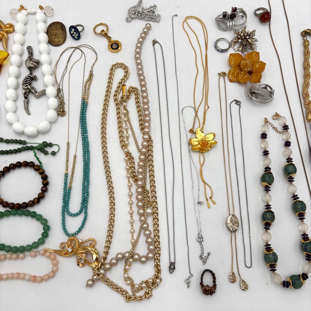 アクセサリーまとめ　ネックレス　指輪　ブローチ　イミテーション