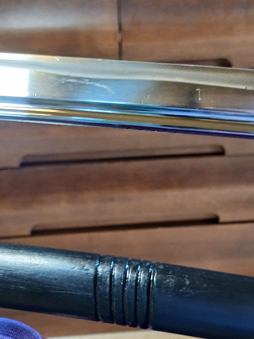 れお、模造刀真剣拵え 鞘.黒呂離れ千段、本朴木鮫牛革巻き、鉄鍔.鉄縁頭