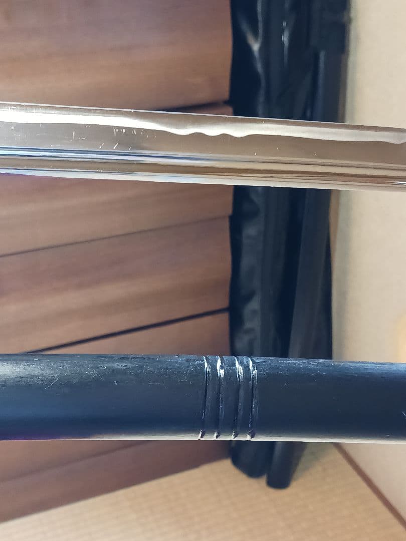 れお、模造刀真剣拵え 鞘.黒呂離れ千段、本朴木鮫牛革巻き、鉄鍔.鉄縁頭