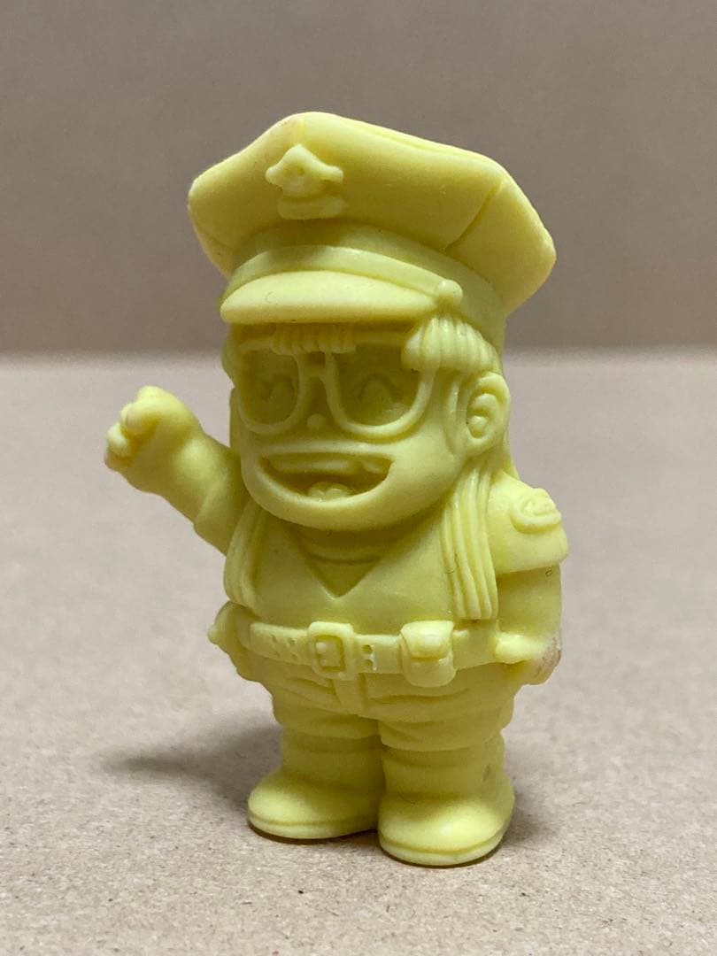 Dr.スランプアラレちゃん　アラレちゃんポリス　　消しゴム　黄色