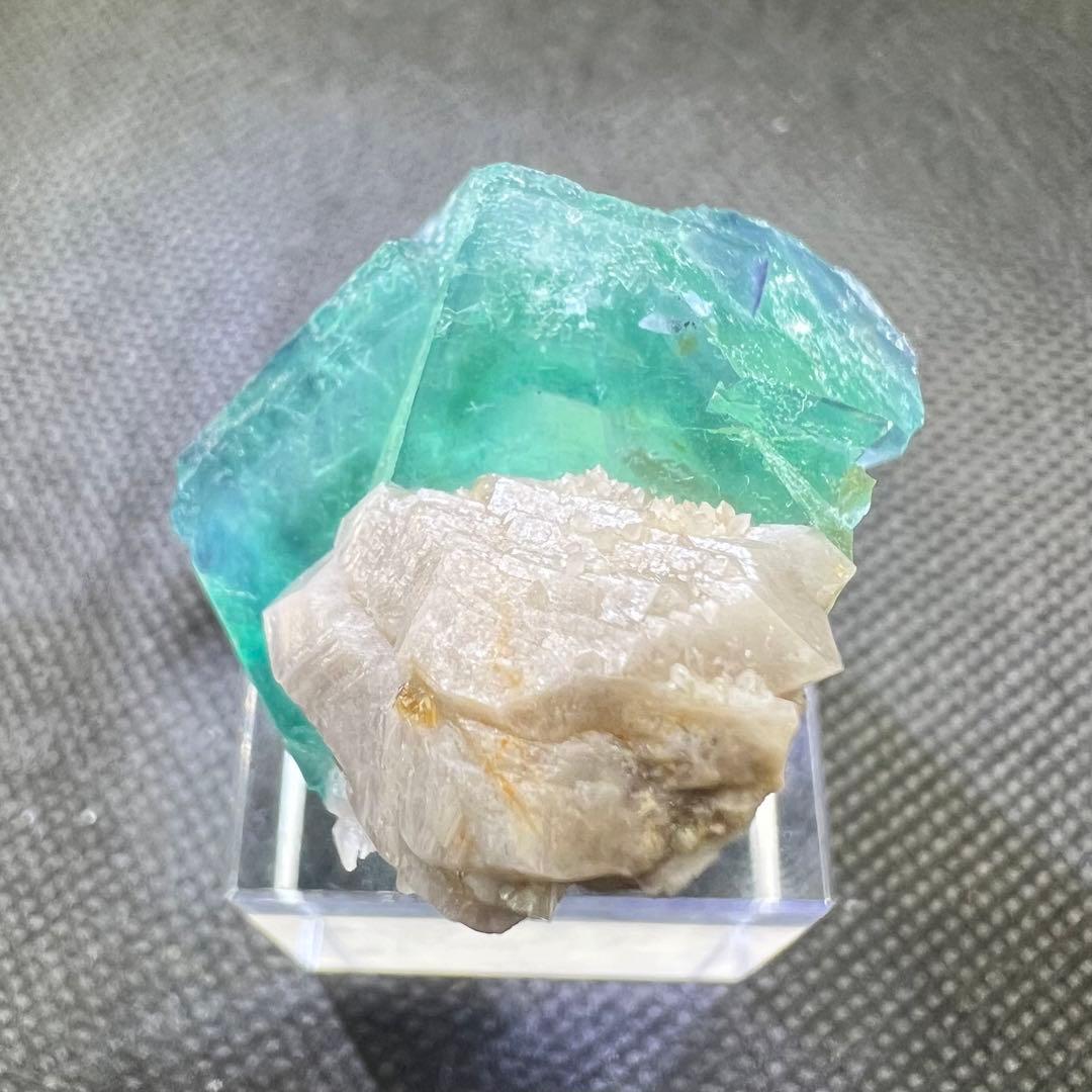 ヤオガンシャン産「ピーコックグリーン」「孔雀緑色」ブルーウィンドウ