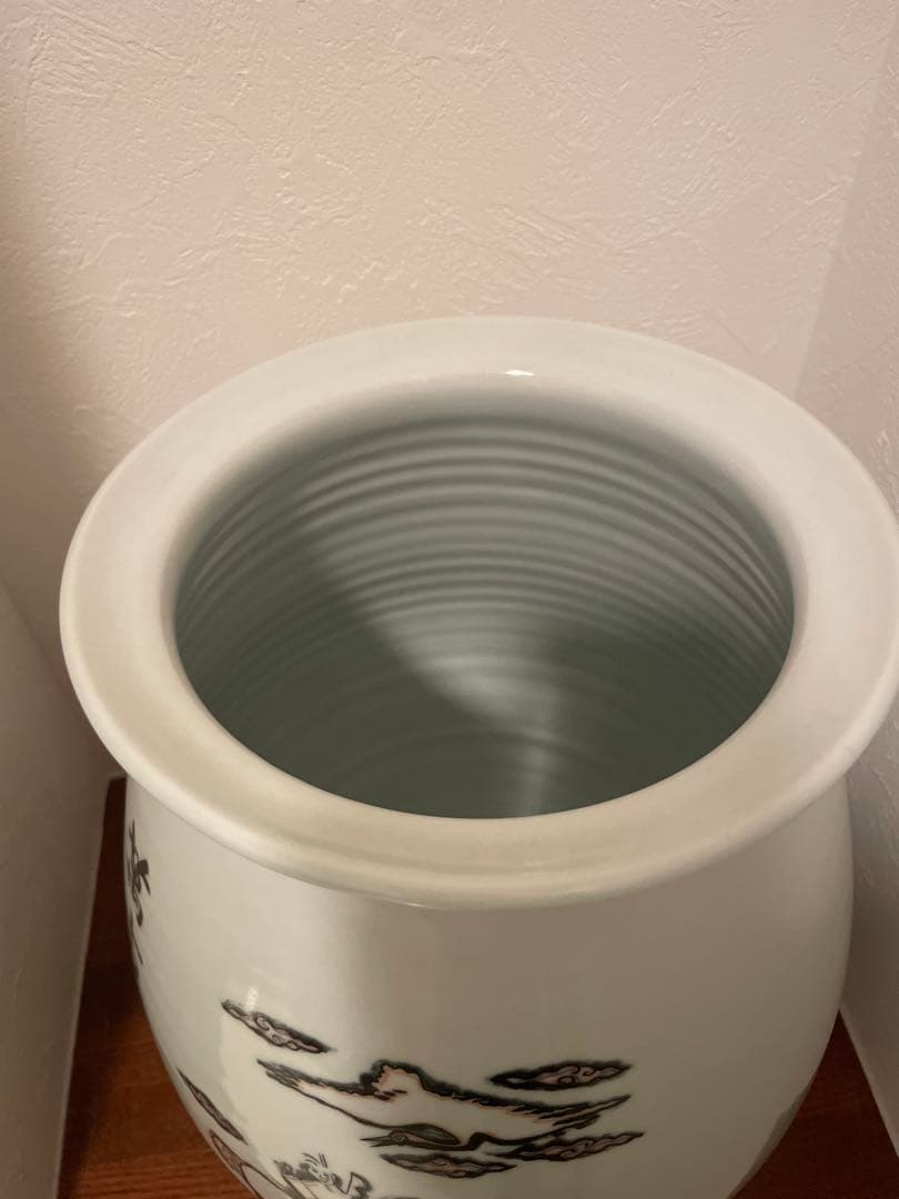 白磁の馬の絵柄の陶器花瓶