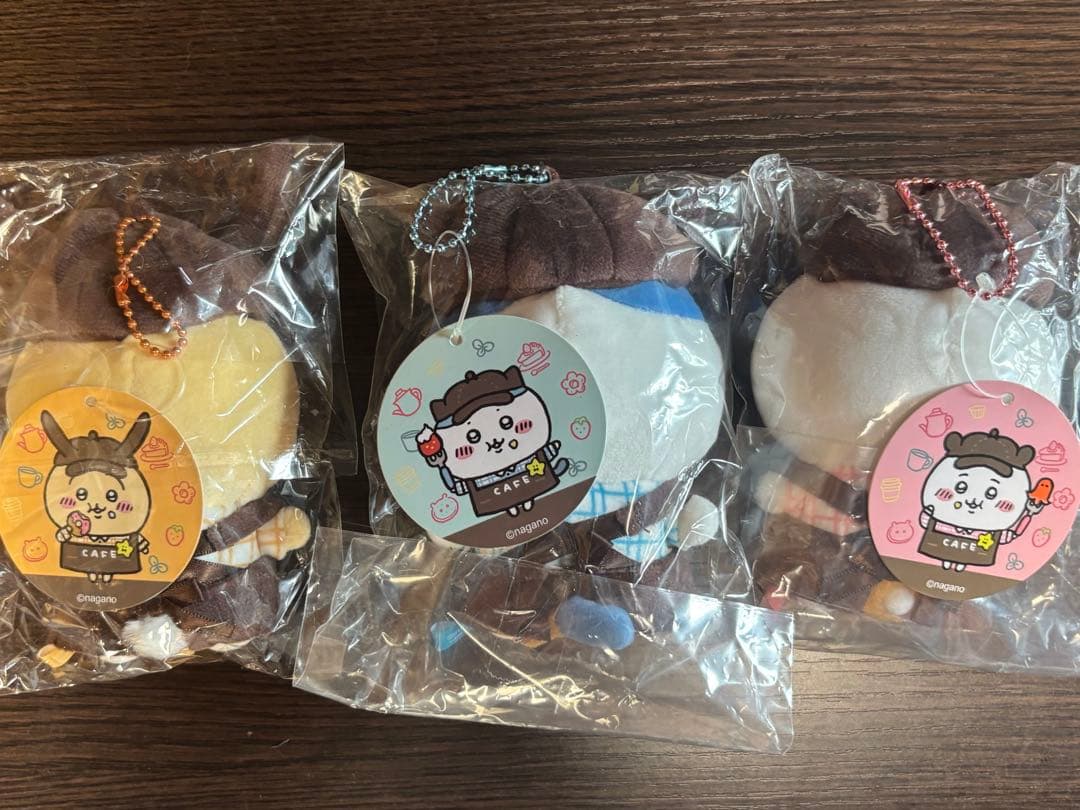 カフェの定員さんマスコット ちいかわ ハチワレ うさぎ