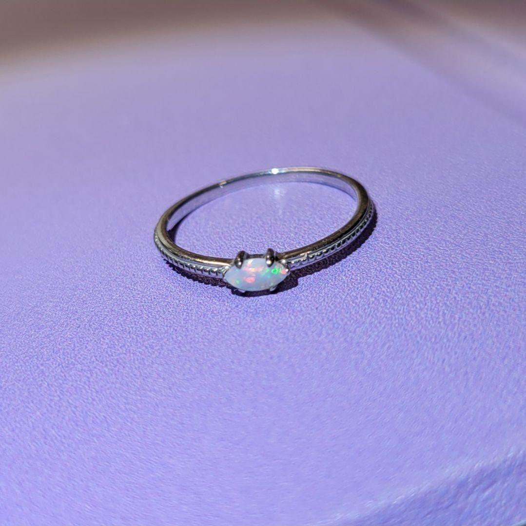 K10ホワイトゴールド オパールマーキスカット アンティーク風ミル打ちリング