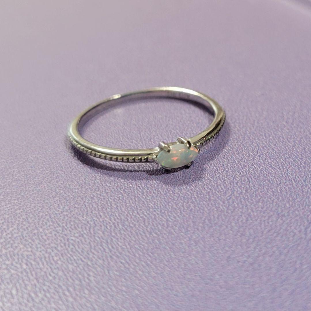 K10ホワイトゴールド オパールマーキスカット アンティーク風ミル打ちリング