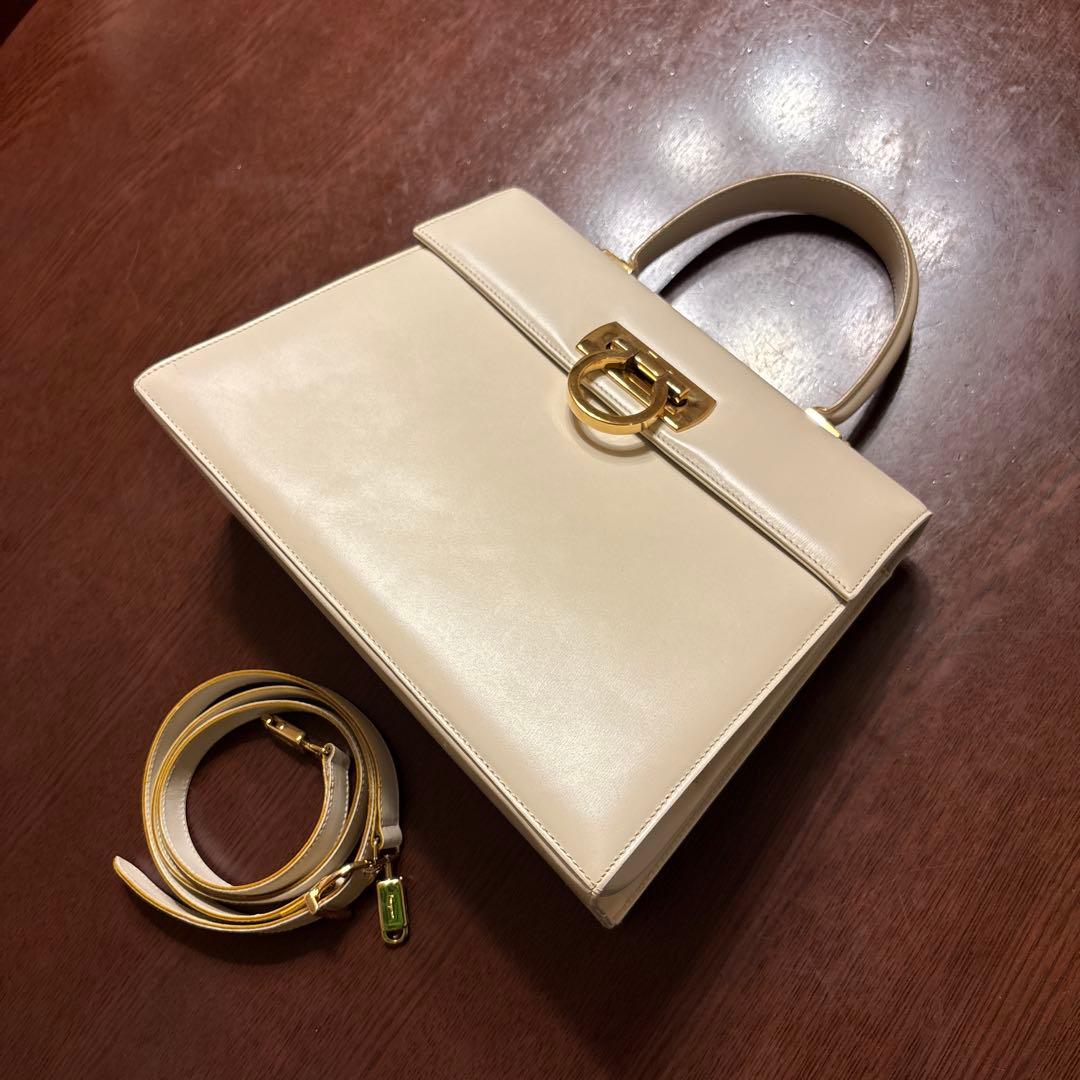 フェラガモ ガンチーニ トップハンドル 白　ショルダー付属