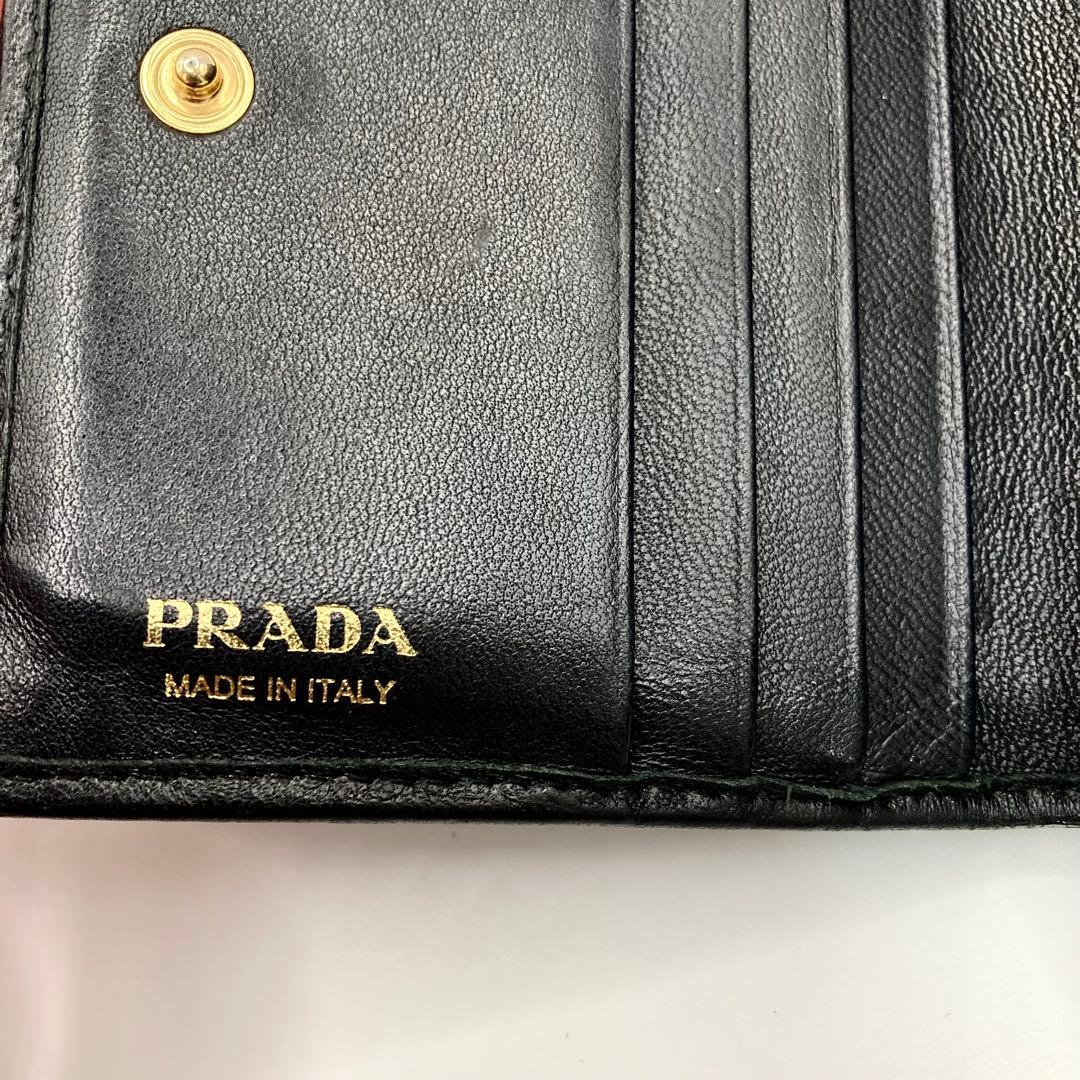 美品】プラダ二つ折り財布三角ロゴキルティング黒レザーダイアグラム