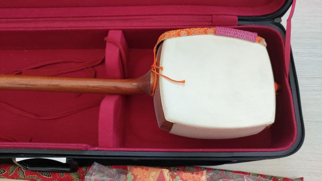 皮裂け気味の小さい傷あり　細棹三味線セット