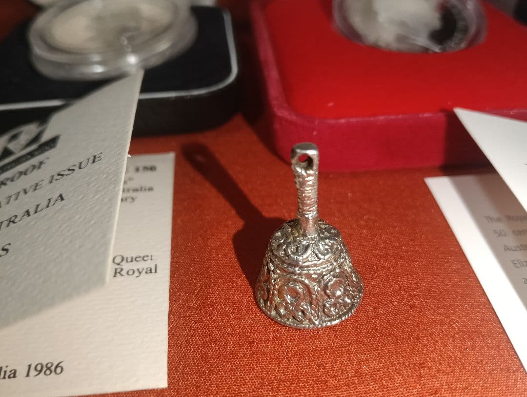 k*i様 希少 オーストラリア記念銀貨2種＆純銀製ビンテージ ベル型
