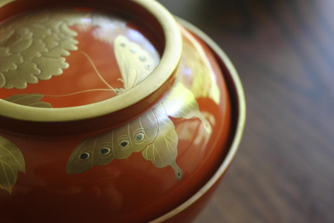 時代逸品！時代金縁朱漆に極上牡丹蝶螺鈿蒔絵の映えるお椀2点（検輪島塗蒔絵椀雑煮椀