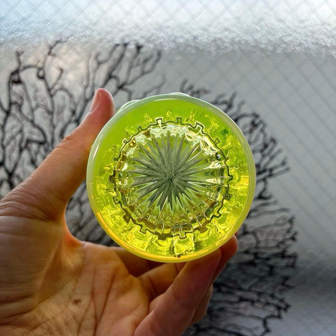 骨董 時代プレス 乳白色暈し カナリアイエロー コップ ゴブレット ウラン