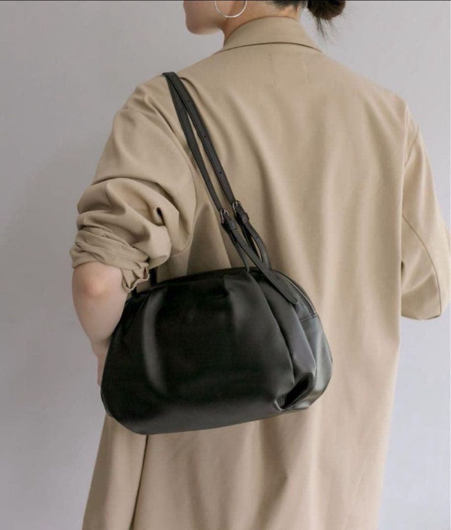 イアパピヨネ　コロンボストンバッグ　ブラック　牛革　黒