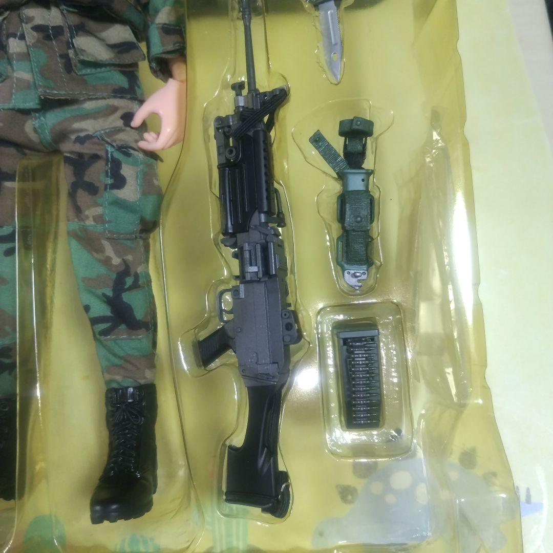 ドラゴン1/6女性兵士と同スケールのスコーピオン軽戦車かシュリダン