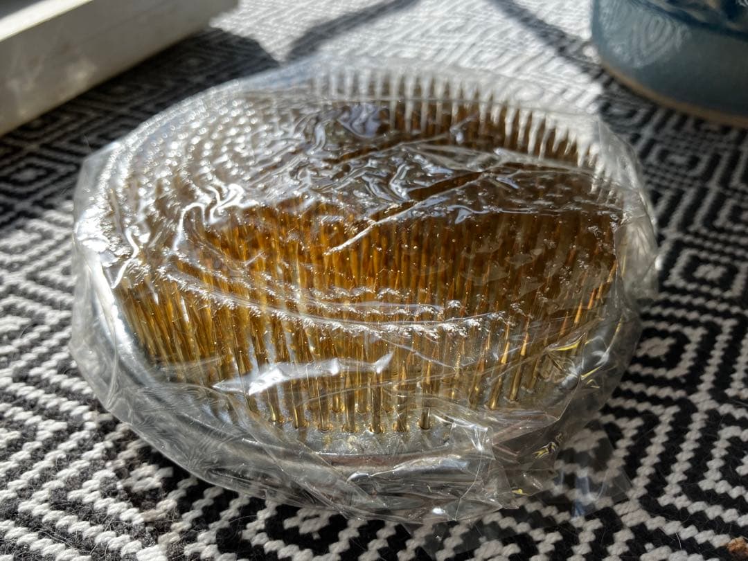 美品 水色の陶器製 花器 と 丸大形 高級剣山は新品未使用